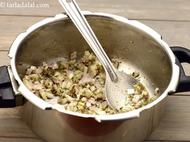 स्टेप 12 – इन सभी सामग्रियों को मध्यम आंच पर 1 से 2 …