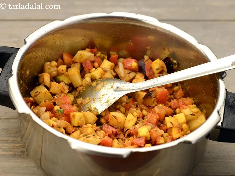 स्टेप 20 – अच्छी तरह मिलाएं और मध्यम आंच पर 1 से 2 …