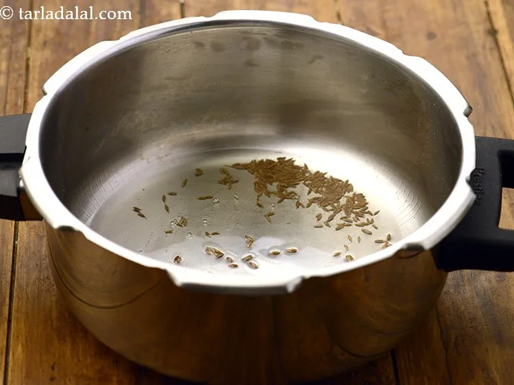स्टेप 8 – १ टी-स्पून&nbsp;<a href=""https://www.tarladalal.com/glossary-cumin-seeds-jeera-zeera-hindi-381i"">जीरा</a>&nbsp;डालें।&nbsp;&nbsp;