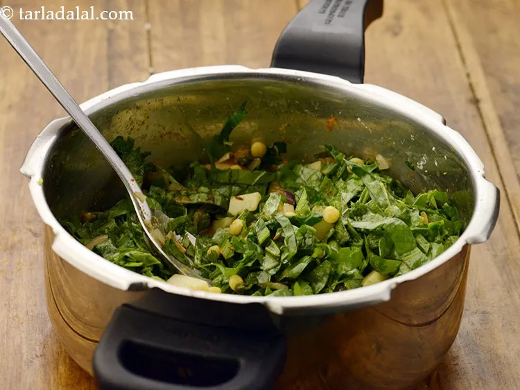 स्टेप 26 – पकाने के लिए 1/2 कप पानी डालें। अच्छी तरह मिलाएँ।