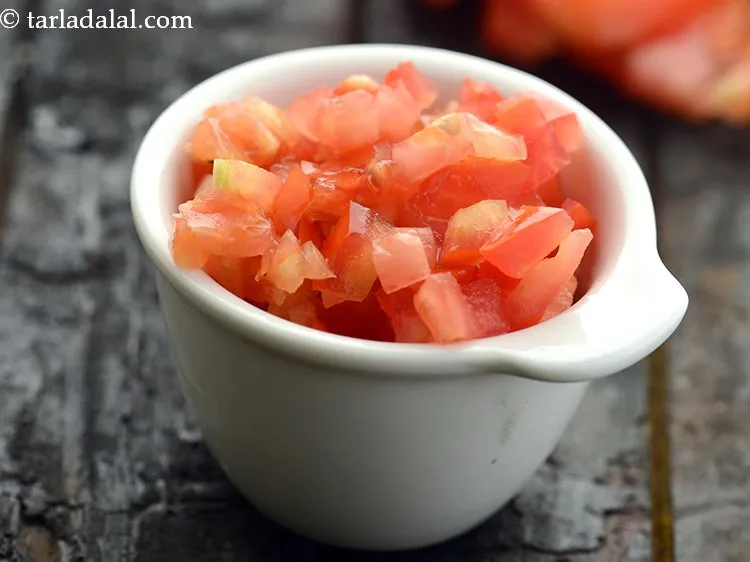 स्टेप 16 – १ कप&nbsp;<a href=""https://www.tarladalal.com/glossary-chopped-tomatoes-hindi-779i"">कटा हुआ टमाटर</a>&nbsp;डालें।