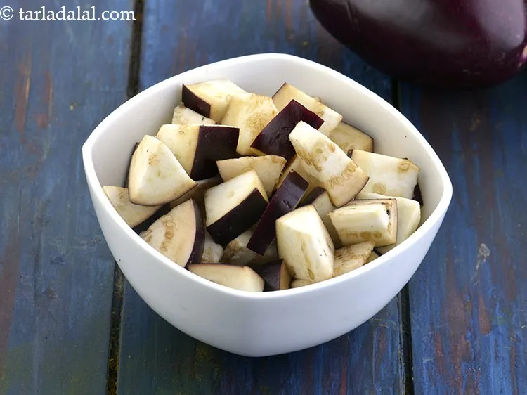 स्टेप 19 – १/४ कप&nbsp;<a href=""https://www.tarladalal.com/glossary-chopped-brinjals-hindi-129i"">कटे हुए बैंगन</a>&nbsp;डालें।&nbsp;&nbsp;
