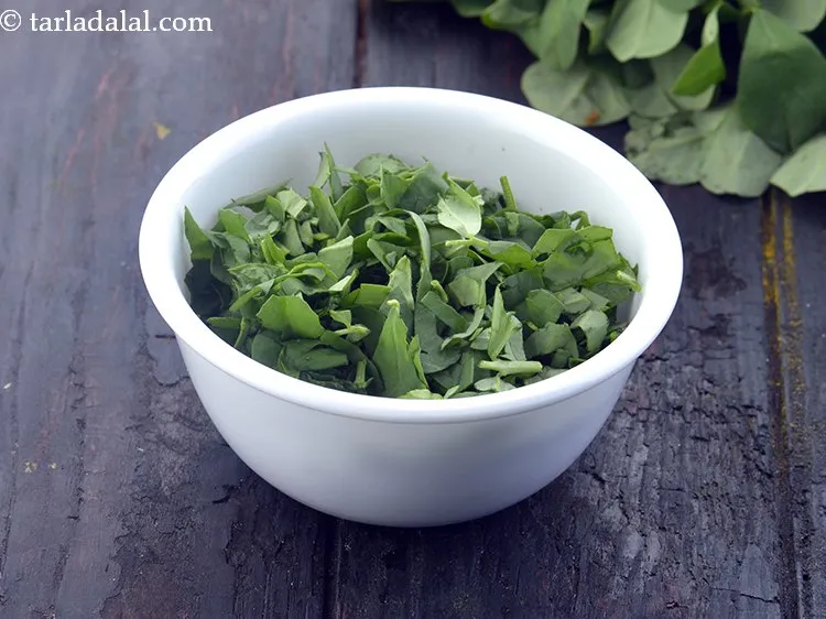 स्टेप 23 – इसमें १/४ कप&nbsp;<a href=""https://www.tarladalal.com/glossary-fenugreek-leaves-methi-methi-leaves-methi-ke-patte-methi-ki-bhaji-hindi-373i"">मेथी के पत्ते</a> भी डालें।&nbsp;