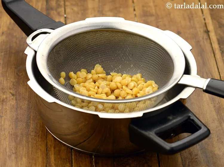स्टेप 17 – इसमें भिगोई और छानी हुई चना दाल डालें।&nbsp;