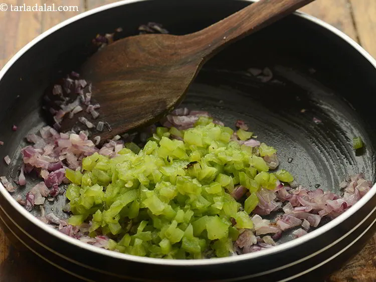 स्टेप 17 – शिमला मिर्च डालें। प्रामाणिक सालसा काली मिर्च का उपयोग करके …