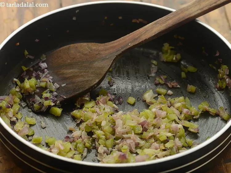 स्टेप 18 – मध्यम आंच पर १ से २ मिनट के लिए भून …