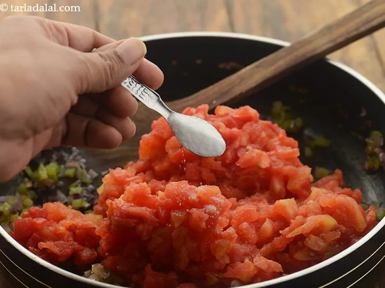 स्टेप 20 – नमक डालें। नमक के बिना टमाटर का सालसा बे-स्वाद लगेगा।