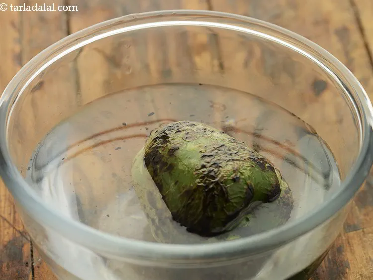 स्टेप 4 – आंच से उतारकर पानी में डुबोकर ठंडा होने दें। दूसरा …