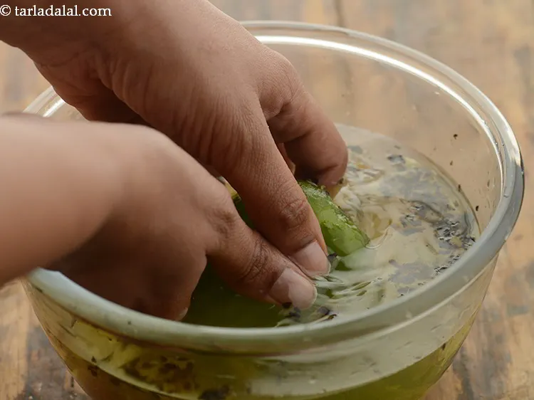 स्टेप 5 – ठंडा होने पर शिमला मिर्च के ऊपर से जली हुई …