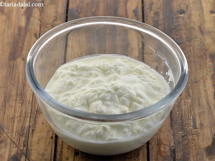 स्टेप 1 – एक गहरे बाउल में गाढ़ा दही लें। अगर दही गाढ़ा …