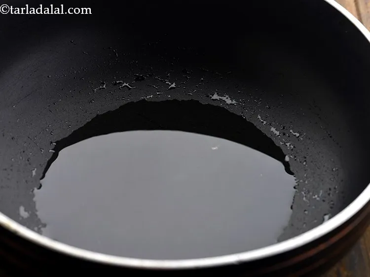 स्टेप 15 – फिर <strong>गुजराती स्टाइल वेजिटेबल समोसा का भरवां</strong> मिश्रण के लिए, …