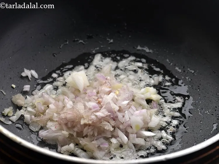 स्टेप 16 – तेल के गरम होते ही १/३ कप&nbsp;<a href=""https://www.tarladalal.com/glossary-chopped-onions-hindi-722i"">बारीक कटा हुआ …