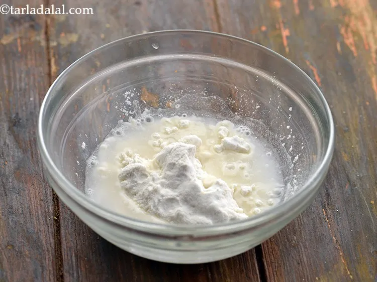 स्टेप 30 – 1 टेबल स्पून पानी डालकर अच्छी तरह मिलाकर पेस्ट बना …