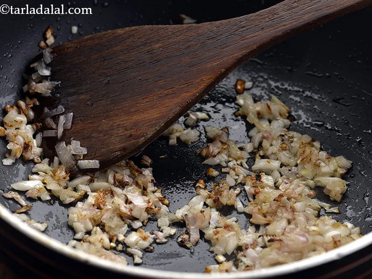 स्टेप 17 – मध्यम आंच पर 2 मिनट के लिए या प्याज के …