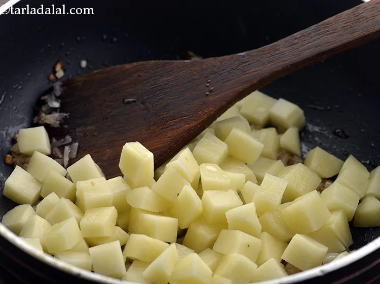 स्टेप 18 – ३/४ कप&nbsp;<a href=""https://www.tarladalal.com/glossary-chopped-potatoes-hindi-787i"">छिले और कटे हुए आलू</a>&nbsp;डालें।