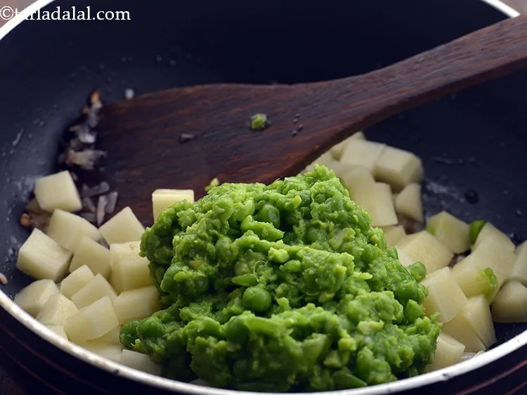 स्टेप 19 – फिर ३/४ कप&nbsp;<a href=""https://www.tarladalal.com/glossary-green-peas-matar-hare-matar-vatana-hindi-180i"">दरदरे क्रश किये हुए हरे मटर</a> डालें।