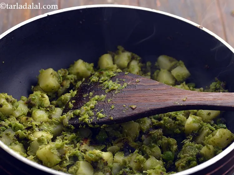 स्टेप 20 – अच्छी तरह मिलाएँ और मध्यम आँच पर, आलू के नरम …