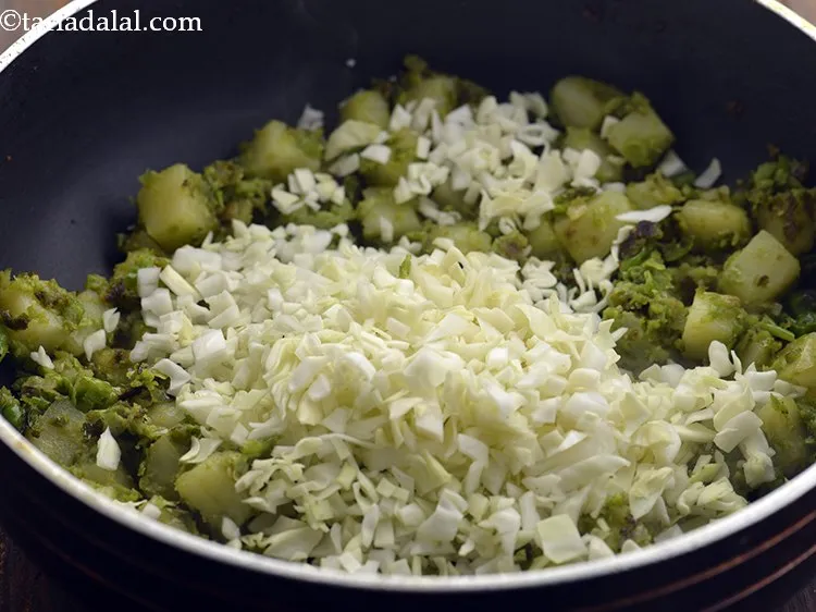 स्टेप 21 – ३/४ कप&nbsp;<a href=""https://www.tarladalal.com/glossary-chopped-cabbage-hindi-781i"">बारीक कटी हुई पत्तागोभी</a> डालें।