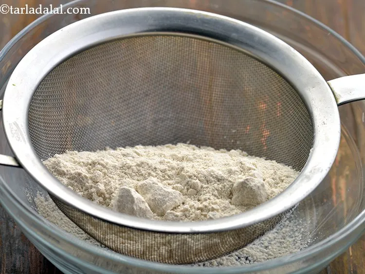 स्टेप 6 – १/२ कप&nbsp;<a href=""https://www.tarladalal.com/glossary-whole-wheat-flour-gehun-ka-atta-gehun-ka-aata-hindi-429i"">गेहूं का आटा</a> डालें। परंपरागत रूप से, समोसे …