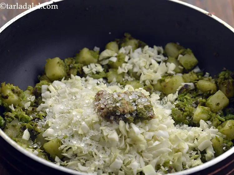 स्टेप 23 – स्टफिंग में थोड़ी सी मिठास लाने के लिए ३/४ टेबल-स्पून&nbsp;<a …