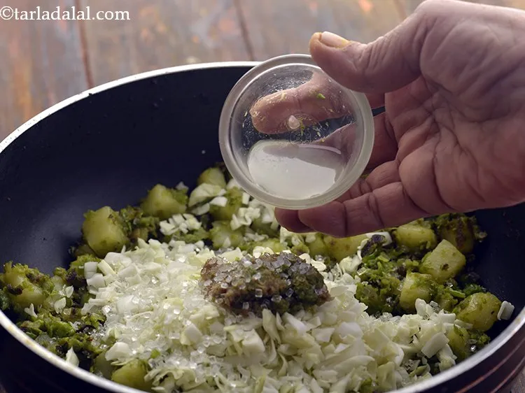 स्टेप 24 – १/२ टेबल-स्पून&nbsp;<a href=""https://www.tarladalal.com/glossary-lemon-juice-numbi-ka-ras-nimbu-ka-juice-hindi-471i"">नींबू का रस</a>&nbsp;और नमक डालें और अच्छी तरह …