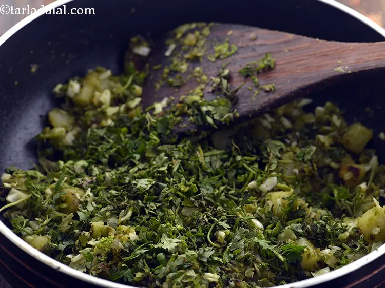 स्टेप 26 – आंच से उतारें और ३ टेबल-स्पून&nbsp;<a href=""https://www.tarladalal.com/glossary-chopped-coriander-hindi-783i"">कटा हुआ हरा धनिया</a>&nbsp;डालें।