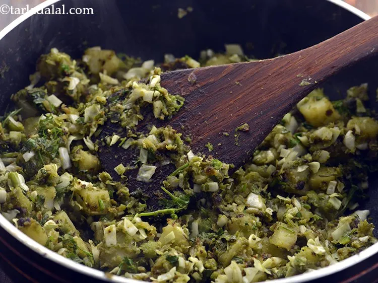 स्टेप 27 – अच्छी तरह मिला लें और <strong>गुजराती समोसा </strong>के लिए भरवां …