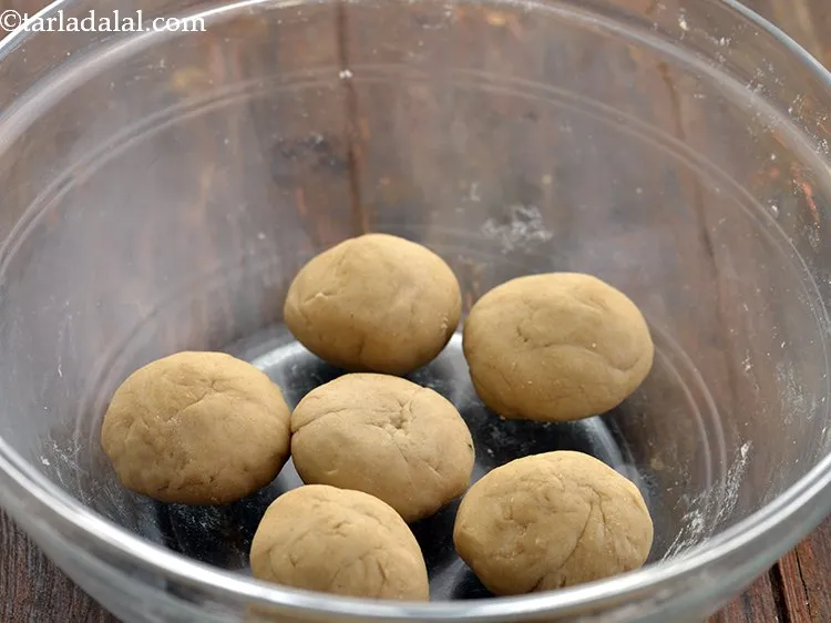 स्टेप 31 – आटे को 6 बराबर भागों में बाँट लें।