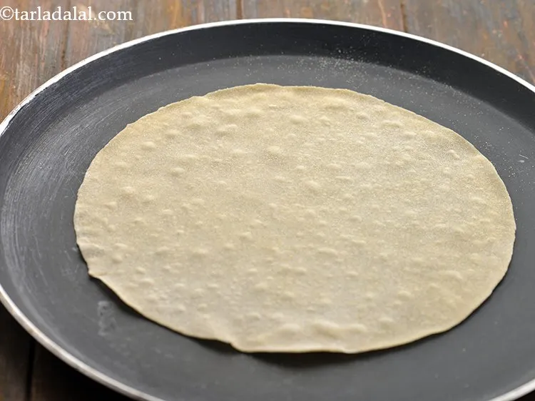 स्टेप 34 – फिर एक नॉन-स्टिक तवा गरम करें और चपाती को उस …