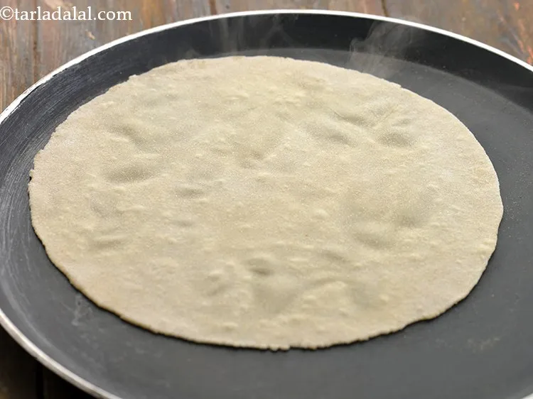 स्टेप 36 – पलटें और दूसरी तरफ से कुछ सेकंड के लिए पकाएं।