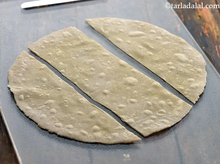 स्टेप 38 – इसी तरह, बचे हुए 5 भाग को बेल लें ताकि …