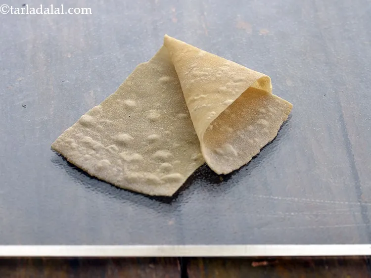 स्टेप 41 – शंकु (कोन) बनाने के लिए इसे और 2 बार मोड़ें।