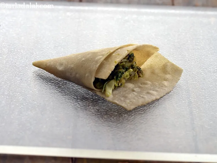 स्टेप 43 – तैयार भरवां मिश्रण के एक भाग से कोन में स्टफ …