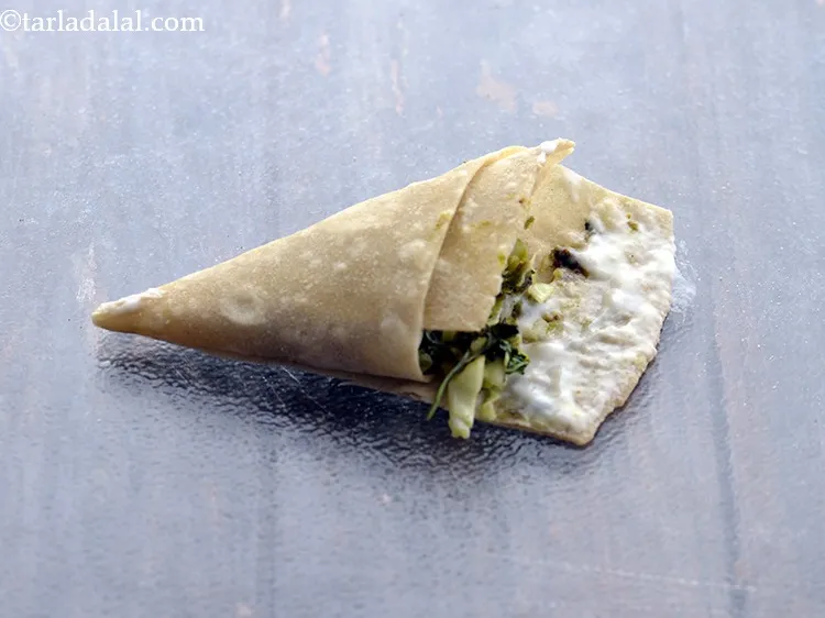 स्टेप 44 – आटे-पानी के पेस्ट को किनारों पर लगाएं।