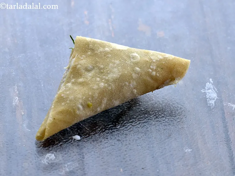 स्टेप 45 – किनारों को सावधानी से सील करें और गुजराती पट्टी समोसा …