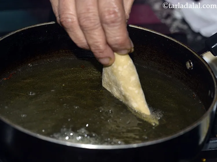 स्टेप 47 – कढ़ाई में तेल गरम करें और कढ़ाई के आकार के …