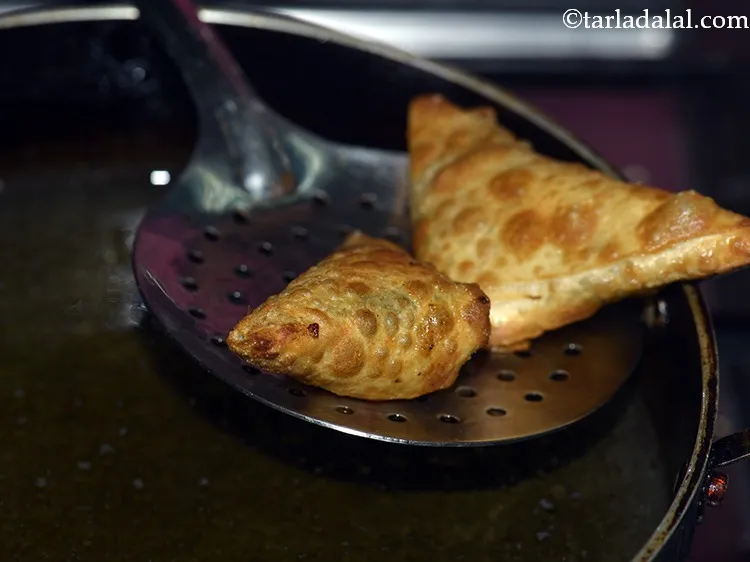 स्टेप 48 – समोसे को मध्यम आंच पर सभी तरफ से कुरकुरा और …