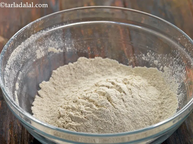 स्टेप 8 – मैदा और नमक को एक साथ छान लें।