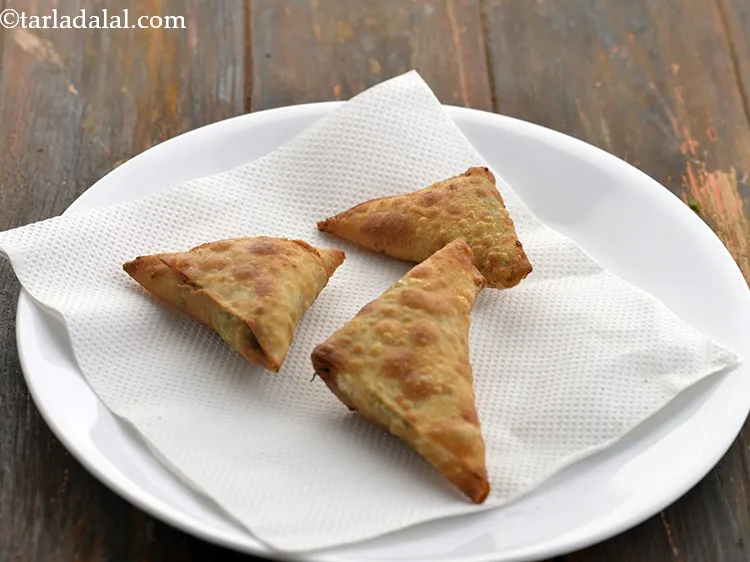 स्टेप 49 – <strong>गुजराती समोसा रेसिपी | गुजराती स्टाइल वेजिटेबल समोसा | समोसा …