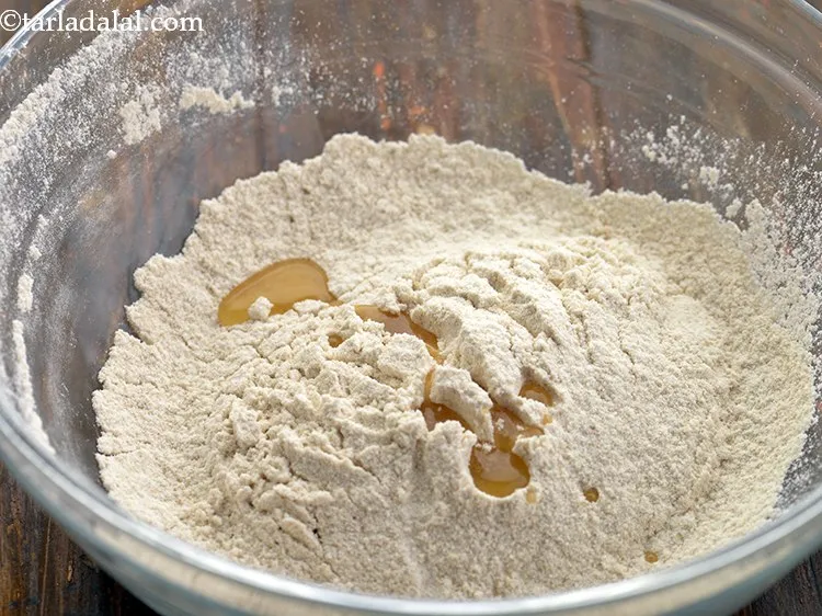 स्टेप 9 – १ टी-स्पून&nbsp;<a href=""https://www.tarladalal.com/glossary-oil-hindi-671i"">तेल</a>&nbsp;डालें। तेल को घी या डालडा से बदला …