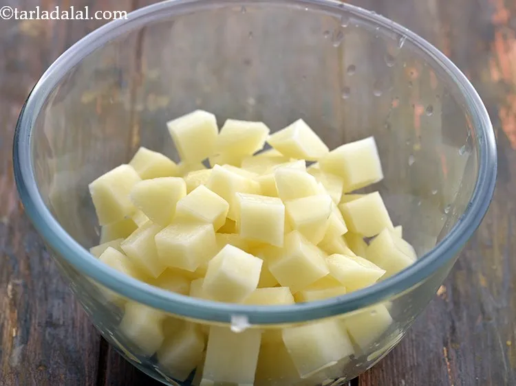 स्टेप 13 – <strong>गुजराती समोसा का भरवां मिश्रण </strong>बनाने के लिए, 2 मध्यम …