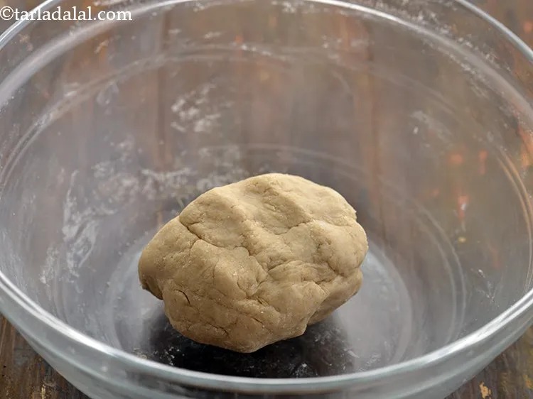 स्टेप 11 – नरम आटा गूंथ लें।