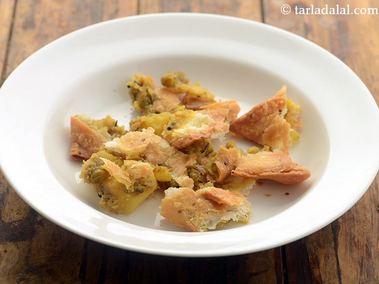 Step 18 – To assemble&nbsp;<strong>samosa kadhi chaat | kadhi samosa chaat |&nbsp;samosa kadhi chaat with leftover samosas |</strong>&nbsp;in …