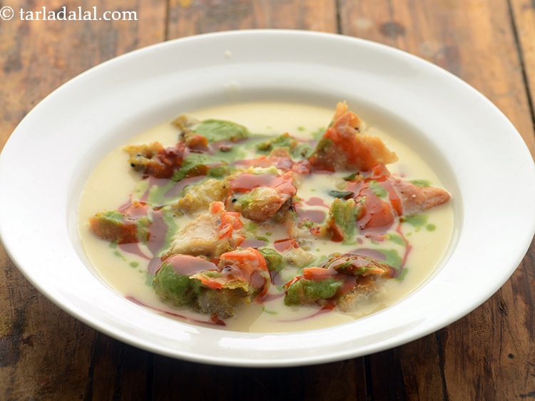 Step 20 – Spread 2 tsp of green chutney,followed by 2 tsp of sweet chutney.&nbsp;