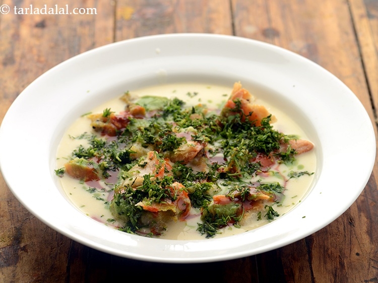 Step 21 – Sprinkle coriander leaves over&nbsp;<strong>samosa kadhi chaat | kadhi samosa chaat |&nbsp;samosa kadhi chaat with leftover …