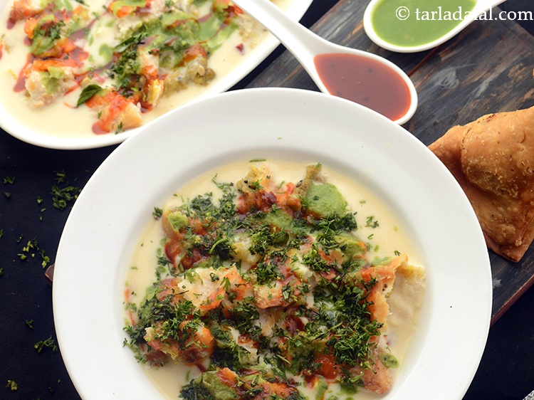 Step 22 – Serve&nbsp;<strong>samosa kadhi chaat | kadhi samosa chaat |&nbsp;samosa kadhi chaat with leftover samosas |</strong>&nbsp;immediately.&nbsp;