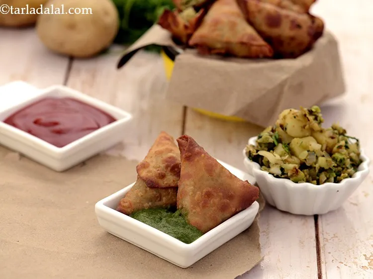 स्टेप 50 – सारे समोसे तल कर तैयार क लें और हरी चटनी …