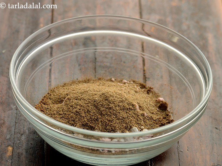 स्टेप 12 – अमचूर पाउडर डालें।