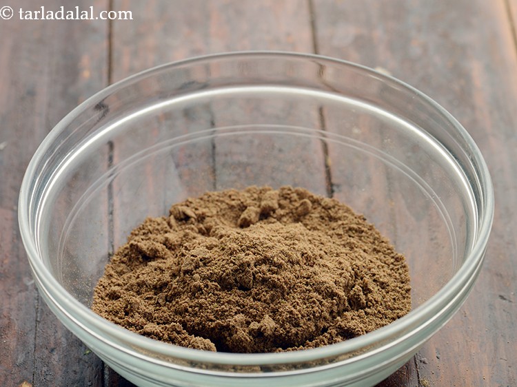 स्टेप 13 – फिर से मिक्सर में डालकर, बारीक पाउडर होने तक पीस …