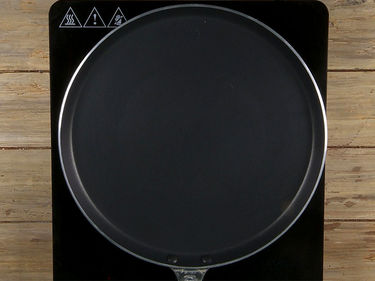 Step 1 – To make the<strong>&nbsp;uttapam&nbsp;</strong><strong>sandwich</strong>, heat a non-stick tava.